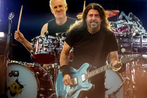 Foo Fighters perkusista Taylor Hawkins w akcji, z Davem Grohlem grającym na gitarze z przodu.