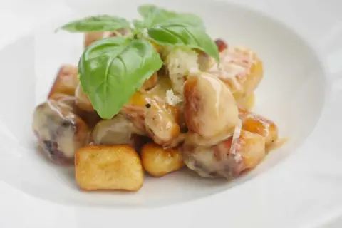 Stekt gnocchi i krämig sås med basilika och parmesan. En härlig rätt som smälter i munnen.