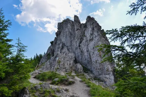 Kamienista ścieżka prowadzi pod stromą, skalistą ścianę. To idealne miejsce, by poczuć się jak na gęsia szyja skąd wyruszyć w nieznane.