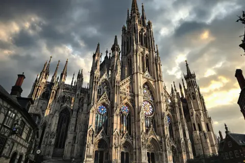Rzeźba gotycka: Historia, cechy i wpływ na architekturę sakralną