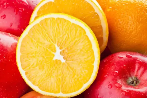 Soczyste pomarańcze i jabłka, idealne na zdrową dietę i odchudzanie. Kropla wody na skórce jabłka.