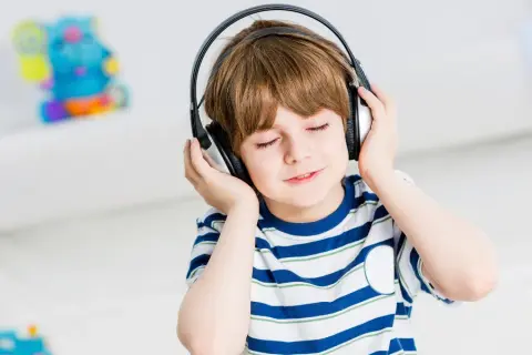 Jak muzyka wpływa na rozwój dziecka? Odkryj jej niezwykłe korzyści