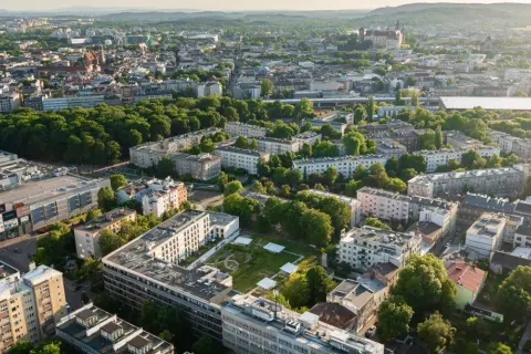 Jak dojechać na Osiedle Szkolne w Krakowie? Praktyczny poradnik