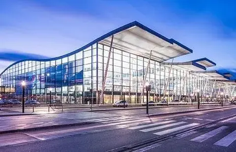 Na jakiej ulicy jest lotnisko we Wrocławiu? Oto dokładny adres!
