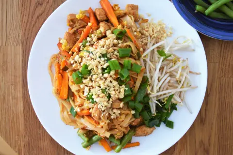 Pad Thai z kurczakiem, warzywami i posiekanymi orzeszkami ziemnymi. Idealne jakie orzechy do pad thai.