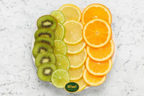 Rodajas de kiwi, limón y naranja en un plato. El kiwi es cítrico, aportando un toque ácido a esta colorida selección de frutas.