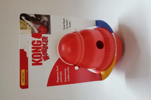 Kong Wobbler, un distributeur de croquettes rouge pour chiens, promet des moments de jeu divertissants.