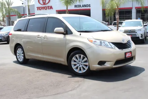 Złoty minivan Toyota Sienna stoi przed salonem Toyota Redlands.