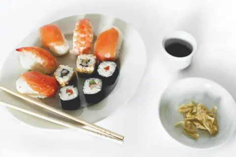 Sushiplatte mit Lachs- und Garnelen-Nigiri sowie Maki-Rollen. Dazu Sojasauce und eingelegter Ingwer. Ein Genuss, sushireis ohne reisessig!