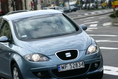 Niebieski Seat Altea 1.9 TDI na ulicy, z widoczną tablicą rejestracyjną WF 52834.
