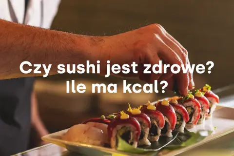 Dłoń dekoruje sushi. Czy sushi jest zdrowe? Ile ma kcal?