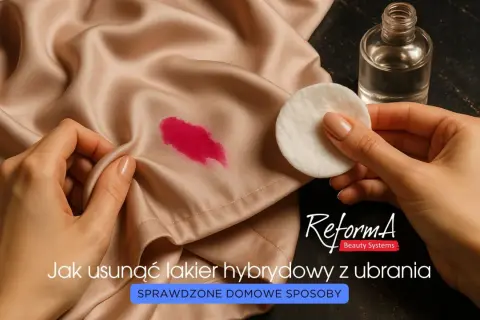 Jak zmyć lakier hybrydowy z ubrania? Na jedwabnej tkaninie plama z różowego lakieru, obok wacik i buteleczka z płynem.