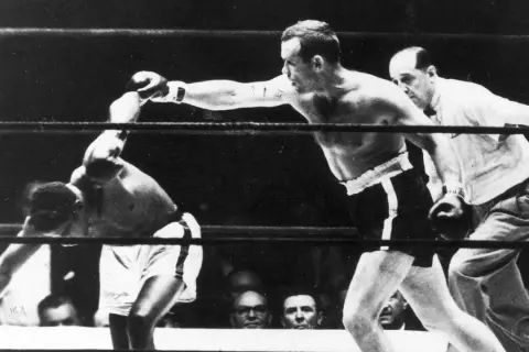 Boxaren Ingemar "Ingo" Johansson, "tigern", levererar en kraftfull högerkrok i en intensiv match.