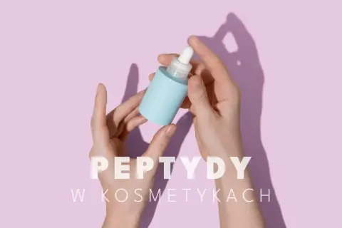 Dłonie trzymające błękitną buteleczkę z pipetką. Napis "PEPTYDY W KOSMETYKACH" sugeruje ich zbawienne peptydy efekty dla skóry.