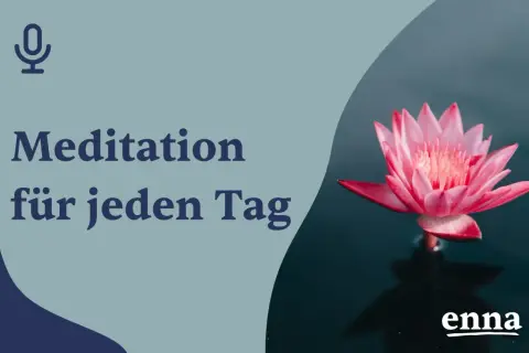 Ein Mikrofon-Symbol und der Text "Meditation für jeden Tag" neben einer rosa Seerose auf dunklem Wasser. Ein Podcast für innere Ruhe.