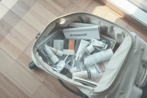 Czy można przewozić perfumy w samolocie? Poznaj ważne zasady