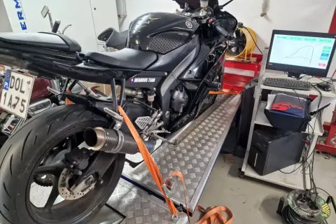 Czarny motocykl Yamaha na hamowni, przygotowany do blokowania na A2. Pomiar mocy i momentu obrotowego.
