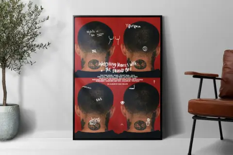 Plakat z albumem Mac Millera "Watching Movies with the Sound Off". Cztery zdjęcia tyłu głowy z tatuażami, napisy "Objects in the mirror", "YOUFORIA", "S.O.S.". Euforia w muzyce.