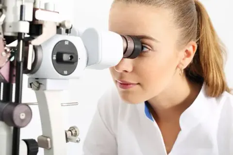 Okulista czy optometrysta? Dowiedz się, kogo wybrać!