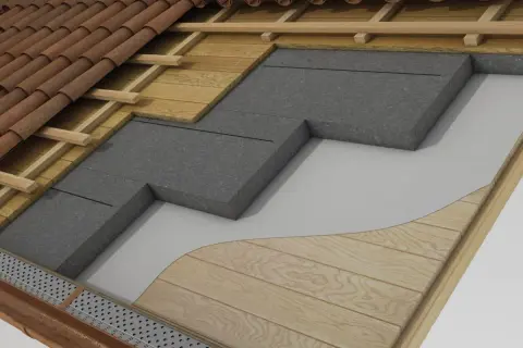 Dettaglio di una copertura ventilata con strati di isolamento, legno e tegole.