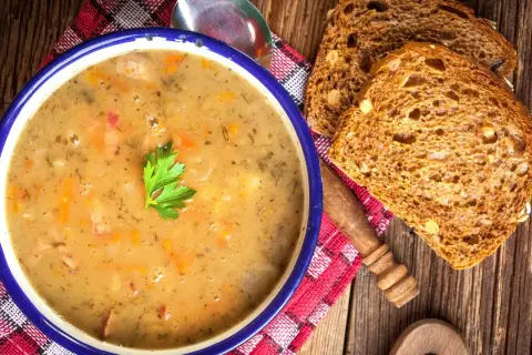 Ile kalorii ma zupa grochowa? Zaskakujące fakty o jej kaloryczności