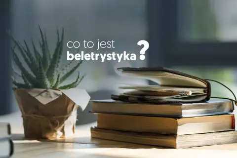 Co to jest beletrystyka? Stos książek i notes z ołówkiem, obok rośliny w doniczce.