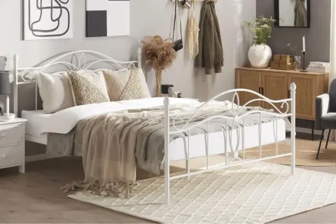 Sypialnia z metalowym łóżkiem w stylu boho. Inspiracje dla Twojego wnętrza.
