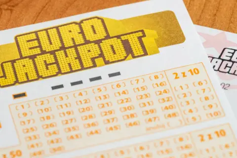 Zbliżenie na kupon Eurojackpot z widocznymi polami do wyboru liczb.
