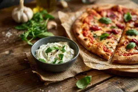 Jaki sos do pizzy? Klasyczne i nietypowe przepisy na sukces