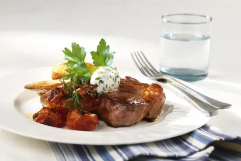 En saftig biff med rostade tomater, potatis och örtsmör. Ett perfekt karre recept för en lyxig middag.