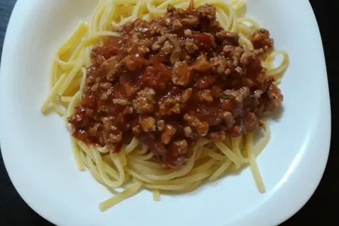 Porcja lekkostrawnego spaghetti z sosem bolognese. Idealne na szybki obiad.