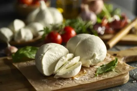 Czy mozzarella w zalewie nadaje się do pizzy? Uniknij wodnistego ciasta