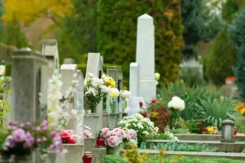 Ile kosztuje przedłużenie miejsca na cmentarzu? Sprawdź ceny i opłaty