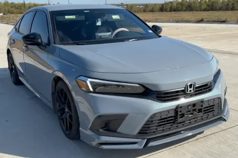 Szary sedan z zamontowaną dokładką zderzaka.
