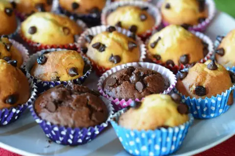 Jak piec muffinki w papierowych foremkach bez błędów i przywierania