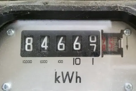 Licznik energii elektrycznej pokazuje 84669 kWh. To wzór na pracę prądu, który pokazuje zużycie energii.