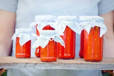 Słoiki z domowym ajwarem, idealnym do pieczywa, mięs i warzyw. Pytanie: ajvar do czego? Do wszystkiego!
