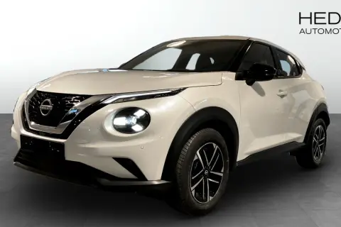 Vit Nissan Juke, en modern SUV. Inga synliga problem med denna bil, bara snygg design.