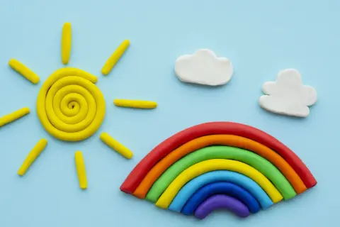 Sol, arcoíris y nubes de plastilina, ideales para juegos de plastilina para niños pequeños.