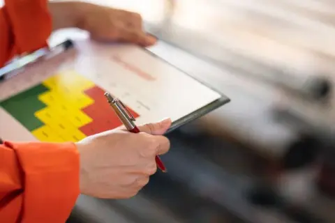 Jakie regulacje prawne mówią o obowiązku wykonania oceny ryzyka zawodowego w pracy?