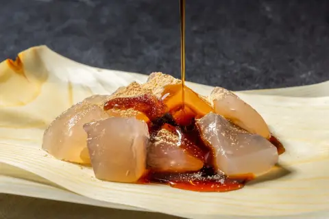 Glace translucide saupoudrée de poudre de soja grillé, nappée de sirop brun. Un délice de warabi mochi.