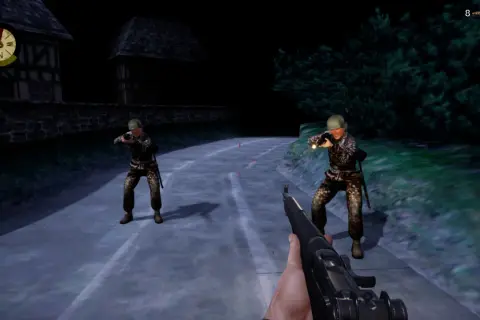 Dwóch żołnierzy w ciemności, jeden z latarką, gotowi do akcji w grze Medal of Honor.