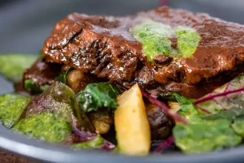 Zart geschmorte Ochsenbacken mit grüner Sauce und Kartoffeln, ein köstliches Ochsenbacken Rezept.