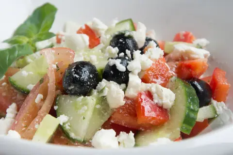 Frischer Bauernsalat mit Tomaten, Gurken, schwarzen Oliven und Feta. Ein einfaches und leckeres Bauernsalat Rezept für heiße Tage.