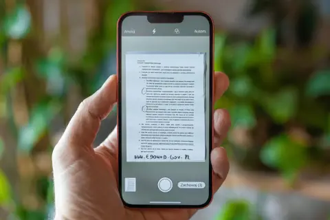 Skanowanie dokumentu telefonem, by sprawdzić, czy można wydrukować z telefonu. Widoczny ekran smartfona z aplikacją do skanowania.