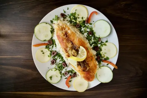 Ryba z ryżem, cytryną i warzywami – idealne danie w stylu dieta śródziemnomorska.