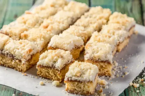 Szybkie ciasto na niedzielę do kawy, pokrojone w kostkę, z warstwą dżemu i kruszonką. Idealne na leniwe popołudnie.