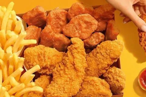 Pudełko z chrupiącym kurczakiem i frytkami, idealne na szybki posiłek. Sprawdź kalorie chicken box McDonald's, jeśli dbasz o dietę.