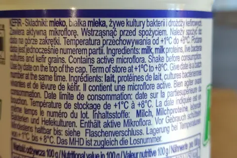 Kefir Krasnystaw. Składniki: mleko, białka mleka, żywe kultury bakterii i drożdży kefirowych. Zawiera aktywną mikroflorę.