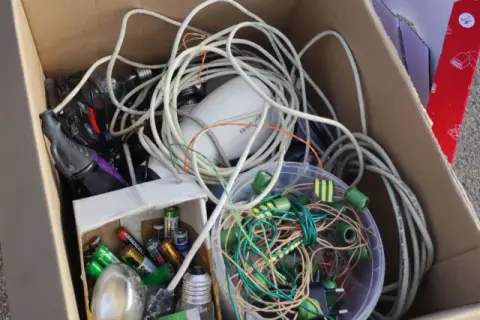 Gdzie wyrzucić kabel od ładowarki, aby nie zaszkodzić środowisku?